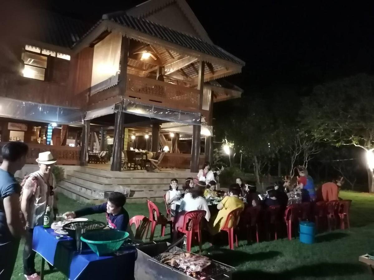 Ruen Thai Rim Haad Thang Kwian Esterno foto